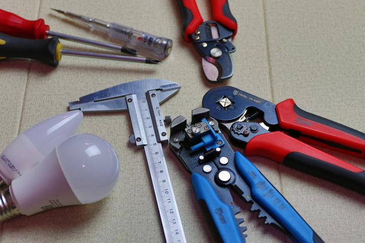 electrician using screwdriver on wires